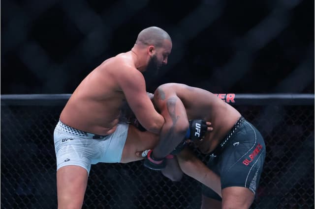 Curtis Blaydes (guantes rojos) pelea contra Josh Hokit (guantes azules) durante UFC 327 en el Kaseya Center de Miami, el 11 de abril de 2026. (Imágenes de Sam Navarro-Imagn vía Reuters)