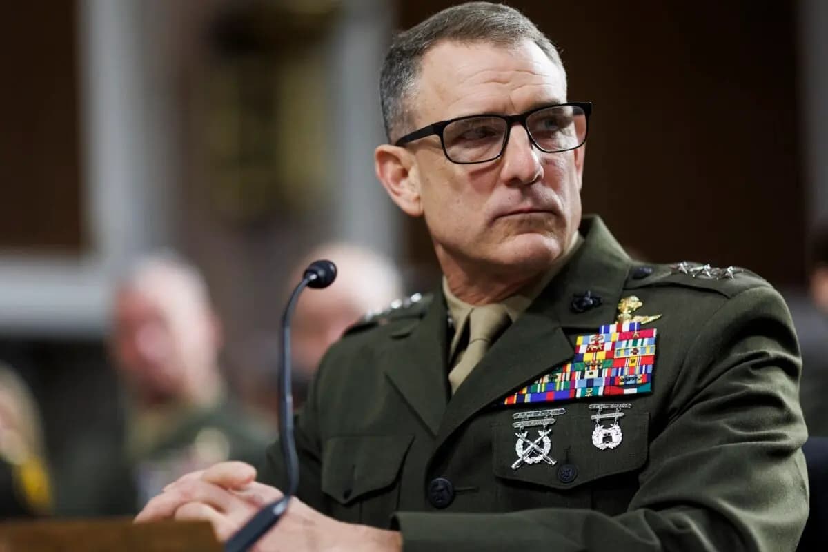 El teniente general Francis Donovan, del Cuerpo de Marines de Estados Unidos, observa durante una audiencia de confirmación ante la Comisión de Servicios Armados del Senado en el Capitolio, el 15 de enero de 2026. (Tom Brenner/Getty Images).