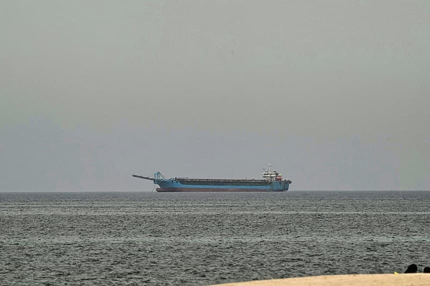 Un barco frente a la costa de Sharjah, al día siguiente del fracaso de las conversaciones de paz entre Estados Unidos e Irán, el 13 de abril de 2026. (AFP vía Getty Images)