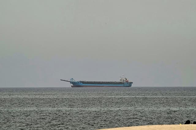 Un barco frente a la costa de Sharjah, al día siguiente del fracaso de las conversaciones de paz entre Estados Unidos e Irán, el 13 de abril de 2026. (AFP vía Getty Images)