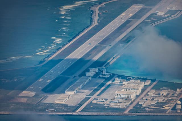 En la isla artificial construida por China en el arrecife Subi el 25 de octubre de 2022, en las islas Spratly, mar de China Meridional, se observan un aeródromo, edificios y estructuras. (Ezra Acayan/Getty Images)