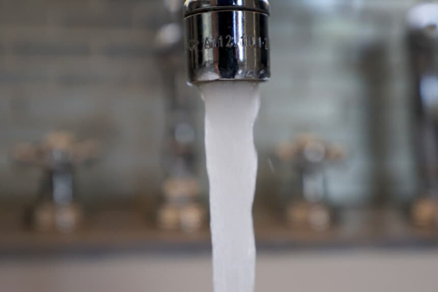 El agua sale de un grifo de cocina el 16 de mayo de 2025 en Miami, Florida. El gobernador de Florida, Ron DeSantis, promulgó una ley que prohibirá definitivamente el flúor en el sistema de abastecimiento de agua del estado, y que entrará en vigor el 1 de julio. (Joe Raedle/Getty Images).