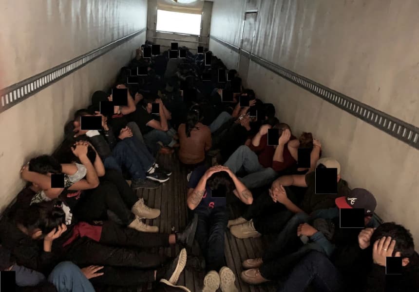 Inmigrantes ilegales, presuntamente procedentes de México, fueron hallados por agentes de la ley tras la interceptación del camión en el que eran transportados, en Laredo, Texas, el 13 de septiembre de 2022. (Departamento de Justicia/Imagen cedida a Reuters)