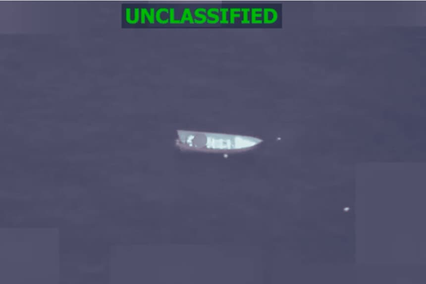 Captura de pantalla de una grabación de video compartida por el SOUTHCOM, que muestra una embarcación narcoterrorista transitando por el Pacífico Oriental. (SOUTHCOM vía X).