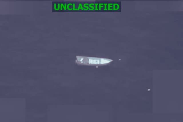 Captura de pantalla de una grabación de video compartida por el SOUTHCOM, que muestra una embarcación narcoterrorista transitando por el Pacífico Oriental. (SOUTHCOM vía X).