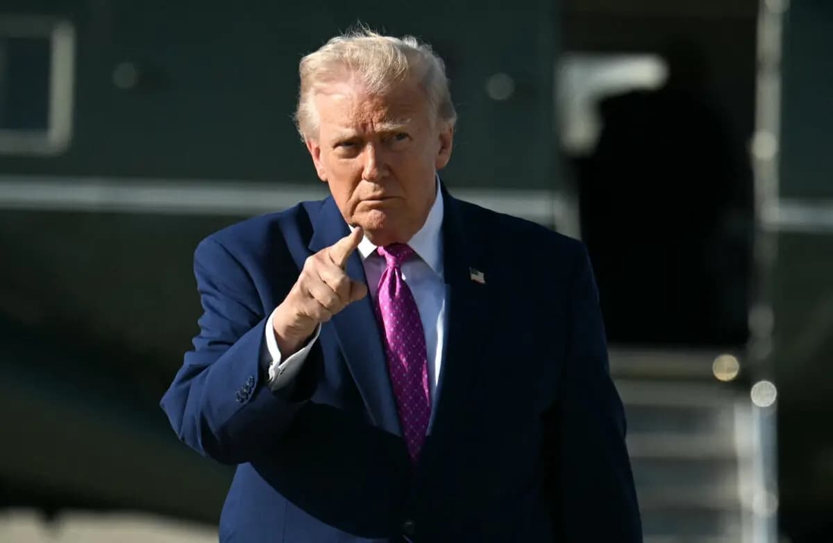 El presidente Donald Trump saluda tras bajar del Marine One en la Base Conjunta Andrews, Maryland, el 10 de abril de 2026. (Jim Watson/AFP vía Getty Images)
