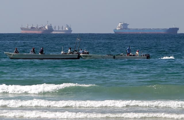 Pescadores trabajan frente a petroleros al sur del estrecho de Ormuz el 19 de enero de 2012. (Kamran Jebreili/AP Photo)
