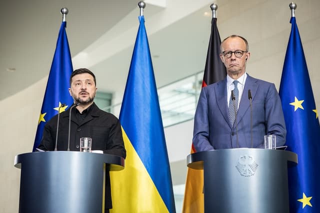 El presidente de Ucrania, Volodímir Zelenski, y el canciller alemán, Friedrich Merz, asisten a una conferencia de prensa en la Cancillería el 14 de abril de 2026 en Berlín, Alemania. (Nadja Wohlleben/Getty Images)