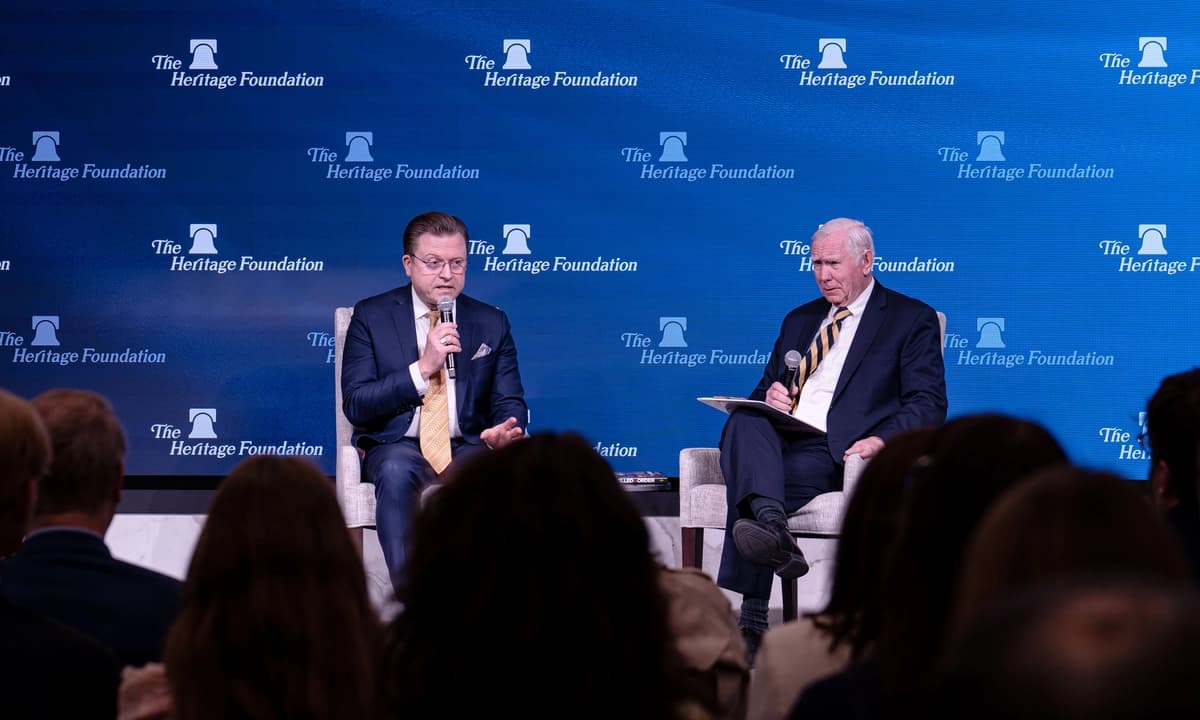 Jan Jekielek (derecha) y Robert Moffit debaten sobre el sistema de sustracción forzada de órganos del régimen comunista chino en un evento de la Heritage Foundation en Washington el 7 de abril de 2026. (Irene Luo/The Epoch Times)