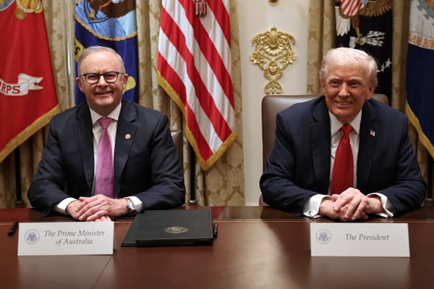 El primer ministro australiano, Anthony Albanese (izq.), y el presidente de EE. UU., Donald Trump, hablan con la prensa tras firmar un acuerdo sobre tierras raras por USD 8.500 millones en la Casa Blanca, el 20 de octubre de 2025. Albanese está de visita oficial en Washington. (Anna Moneymaker/Getty Images).