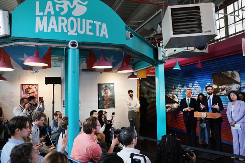 El alcalde de Nueva York, Zohran Mamdani, anuncia la apertura del primer supermercado municipal en La Marqueta, East Harlem, el 14 de abril de 2026. El plan busca ofrecer alimentos saludables a precios bajos y mejorar el acceso en barrios con dificultades. (Spencer Platt/Getty Images).