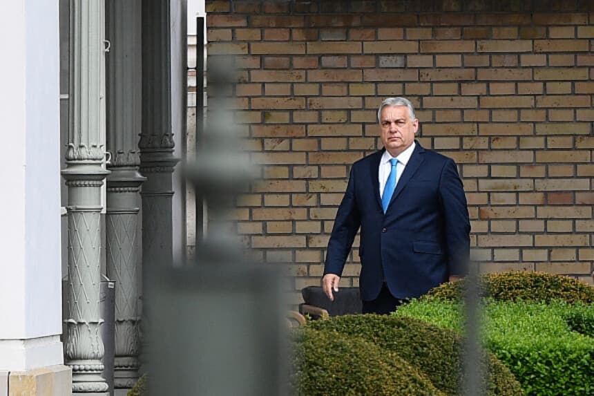 El primer ministro saliente de Hungría, Viktor Orbán, llega al Palacio Presidencial de Sándor en Budapest el 15 de abril de 2026 para reunirse con el presidente de Hungría, tres días después de las elecciones generales en Hungría. (Ferenc ISZA / AFP vía Getty Images).