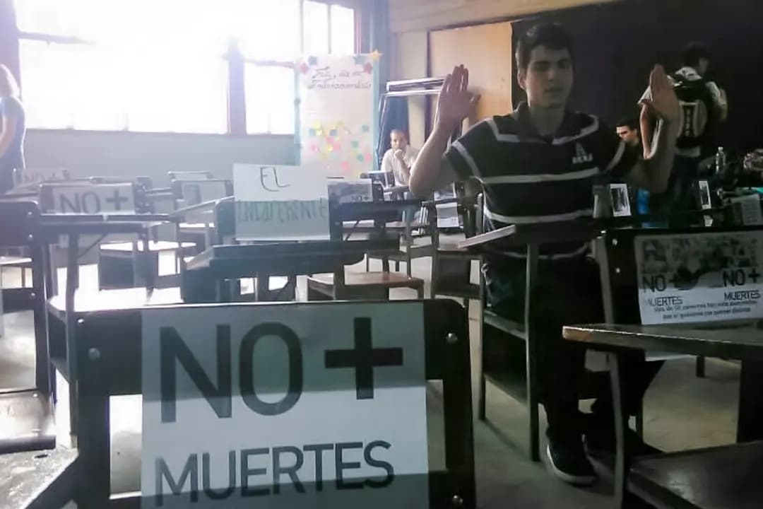 El joven Daniel Tirado participa en un movimiento estudiantil en un aula en esta imagen de archivo. Tirado comenzó su participación en la política cuando era adolescente, posicionándose desde el principio como parte de la oposición al régimen de Maduro. (Cortesía de Daniel Tirado)