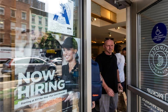 Un cartel de contratación exhibido en una ventana comercial en la ciudad de Nueva York el 5 de septiembre de 2025. (Spencer Platt/Getty Images)