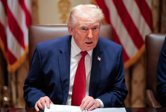 El presidente Donald Trump habla durante una reunión en la Sala del Gabinete de la Casa Blanca el 26 de marzo de 2026. (Chip Somodevilla/Getty Images)
