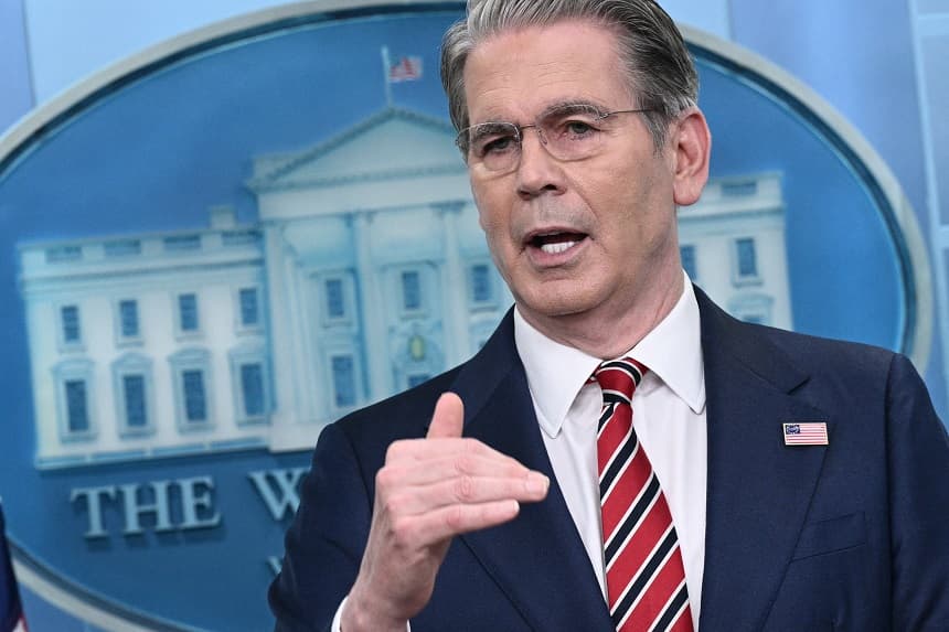 El secretario del Tesoro de EE. UU., Scott Bessent, interviene durante una rueda de prensa en la sala Brady de la Casa Blanca, en Washington, D. C., el 15 de abril de 2026. (Brendan SMIALOWSKI / AFP vía Getty Images)
