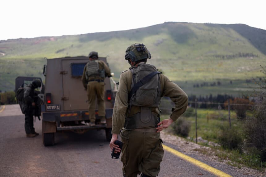 Soldados israelíes patrullan a lo largo de la frontera entre Israel y el Líbano el 10 de abril de 2026. El ejército israelí informó el 10 de abril que había «desmantelado» más de 4.300 posiciones de Hezbolá en el Líbano desde que comenzaron los combates con el grupo militante el mes pasado. (Jalaa MAREY / AFP vía Getty Images).