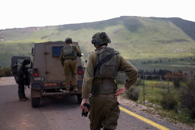 Soldados israelíes patrullan a lo largo de la frontera entre Israel y el Líbano el 10 de abril de 2026. El ejército israelí informó el 10 de abril que había «desmantelado» más de 4.300 posiciones de Hezbolá en el Líbano desde que comenzaron los combates con el grupo militante el mes pasado. (Jalaa MAREY / AFP vía Getty Images).