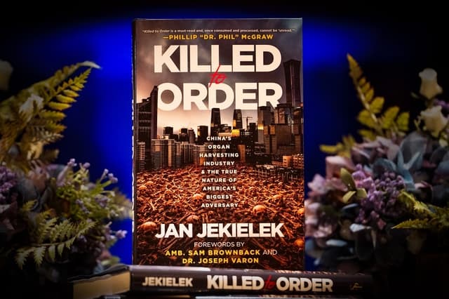 "Asesinados por encargo", (por su título en inglés Killed to Order), escrito por Jan Jekielek, editor sénior de The Epoch Times y presentador de "American Thought Leaders", en el Centro Trump-Kennedy de Washington el 16 de marzo de 2026. (Madalina Kilroy/The Epoch Times)