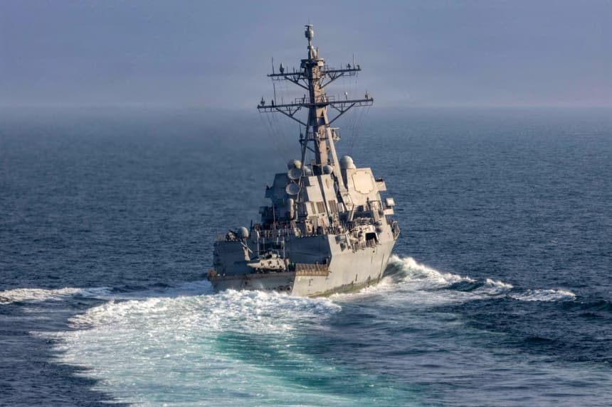 El destructor de misiles guiados de la clase Arleigh Burke USS Frank E. Petersen Jr. (DDG 121) navega en el mar Arábigo durante la Operación Furia Épica, el 18 de marzo de 2026. (Armada de Estados Unidos)