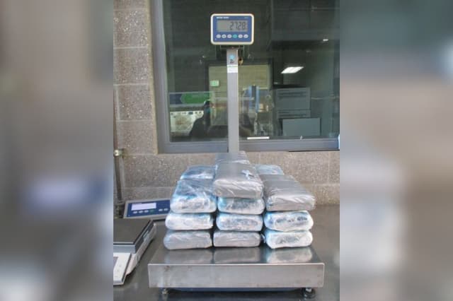 La Oficina de Aduanas y Protección Fronteriza de EE. UU. incautó 27.28 kg, o 60.14 libras, de cocaína por un valor superior a 1.1 millones de dólares a un ciudadano estadounidense. El hombre se enfrenta ahora a un proceso judicial federal tras su detención el 7 de abril de 2026 en el puesto fronterizo de San Ysidro. (Oficina de Aduanas y Protección Fronteriza de EE. UU.)
