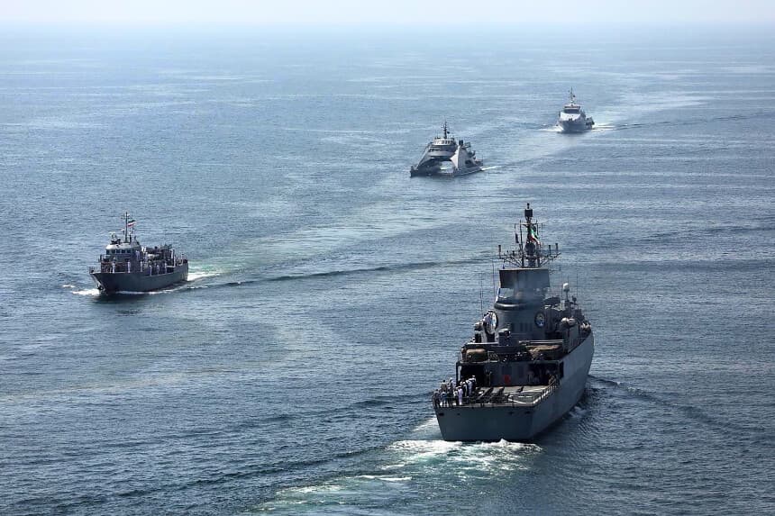 Esta fotografía de archivo, facilitada por la Oficina del Ejército Iraní el 12 de marzo de 2025, muestra buques de guerra participando en unas maniobras militares conjuntas entre Irán, Rusia y China en el golfo de Omán. Las armadas de Irán, Rusia y China están llevando a cabo maniobras militares frente a las costas de Irán esta semana con el fin de reforzar la cooperación, según informan los medios de comunicación iraníes. (Foto de la Oficina del Ejército Iraní / AFP) (Foto de -/Oficina del Ejército Iraní/AFP vía Getty Images).