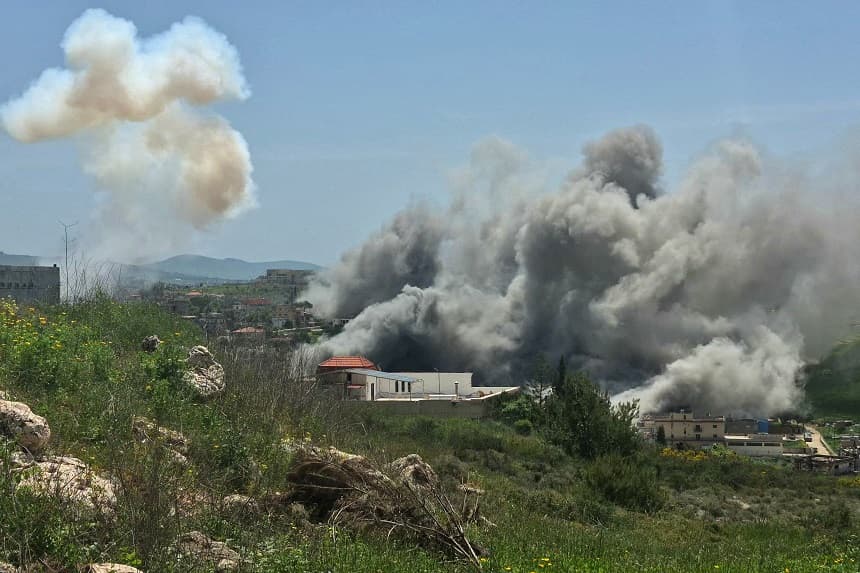 El humo se eleva desde el lugar donde se produjeron una serie de ataques israelíes contra la ciudad de Nabatieh, en el sur del Líbano, el 16 de abril de 2026. (Abbas FAKIH / AFP vía Getty Images)
