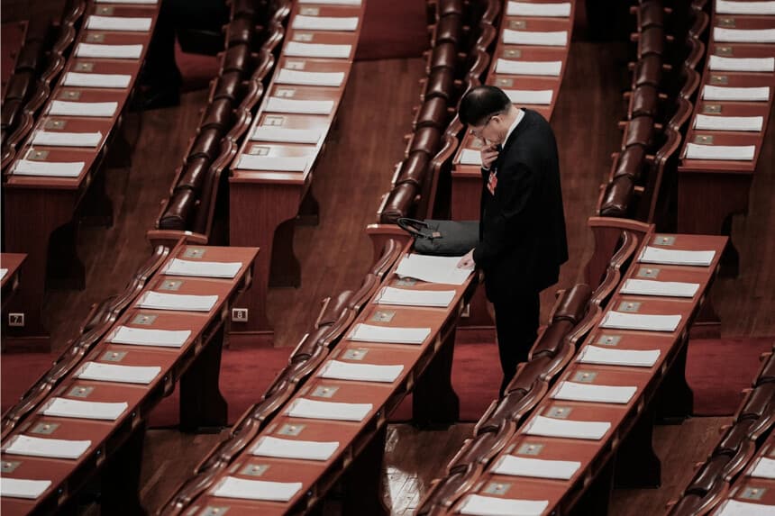 Un delegado asiste a una sesión plenaria del Congreso Nacional Popular de China en el Gran Salón del Pueblo en Beijing el 9 de marzo de 2026. (Vincent Thian/Pool/AFP vía Getty Images)