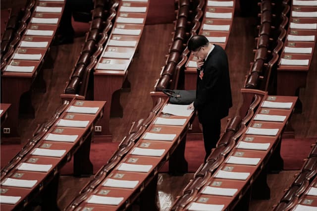 Un delegado asiste a una sesión plenaria del Congreso Nacional Popular de China en el Gran Salón del Pueblo en Beijing el 9 de marzo de 2026. (Vincent Thian/Pool/AFP vía Getty Images)
