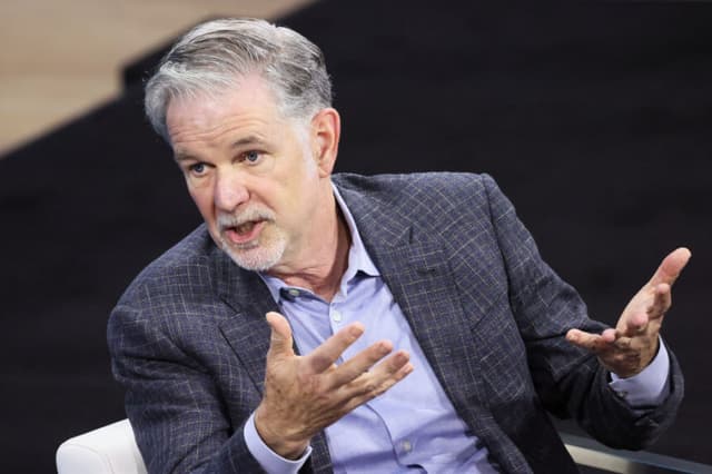 El fundador y director ejecutivo de Netflix, Reed Hastings, interviene durante la cumbre DealBook del New York Times, celebrada en la sala Appel del Jazz at Lincoln Center el 30 de noviembre de 2022 en Nueva York. (Michael M. Santiago/Getty Images)