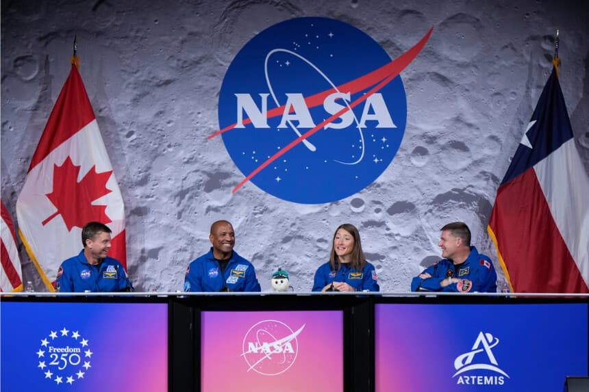 Tripulación Artemis II de la NASA: los astronautas de la NASA Reid Wiseman, Victor Glover y Christina Koch, y el astronauta de la Agencia Espacial Canadiense (CSA) Jeremy Hansen hablan durante una conferencia de prensa en Houston el 16 de abril de 2026. (Ashley Landis/Foto AP)