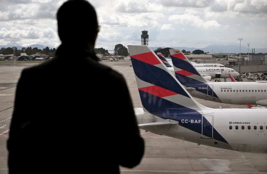 Imagen ilustrativa: Un pasajero observa los aviones de la aerolínea LATAM en la pista en el Aeropuerto Internacional El Dorado de Bogotá, el 19 de mayo de 2025. (RAUL ARBOLEDA/AFP via Getty Images)