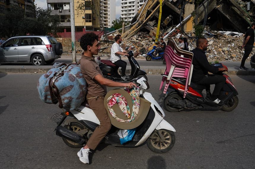 Varias personas regresan a sus hogares en el barrio de Dahieh montadas en motos y cargando sus pertenencias, durante el primer día del alto el fuego recién anunciado entre Israel y el Líbano, el 17 de abril de 2026 en Beirut, Líbano. (Ryan Murphy/Getty Images)