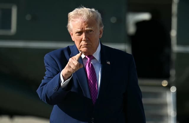 El presidente Donald Trump gesticula tras bajar del Marine One en la Base Conjunta Andrews, Maryland, el 10 de abril de 2026. (Jim WATSON/AFP vía Getty Images)
