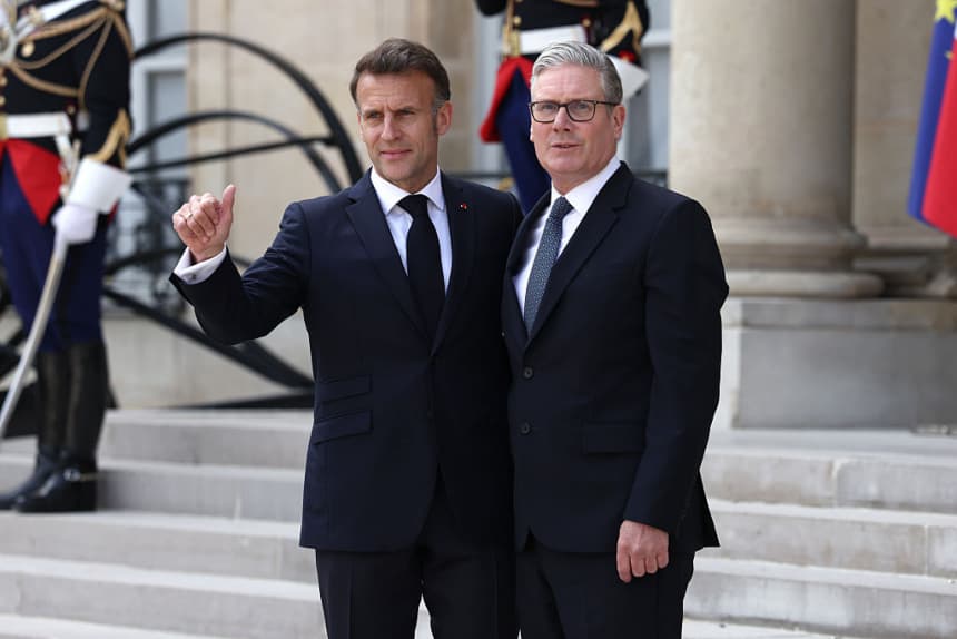 El presidente francés, Emmanuel Macron, saluda al primer ministro británico, Keir Starmer, antes de las conversaciones bilaterales y una cumbre virtual multinacional en el Palacio del Elíseo, Francia, el 17 de abril de 2026 en París. (Tom Nicholson/Getty Images)