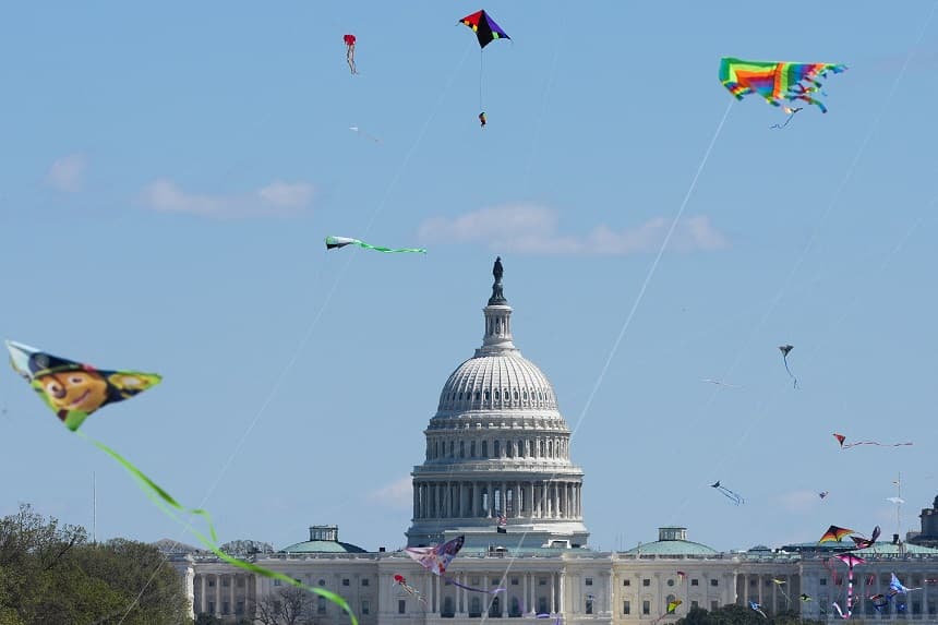En el fondo se divisa el Capitolio de Estados Unidos mientras vuelan cometas a lo largo del National Mall durante el Festival de Cometas de los Cerezos en Flor, celebrado en Washington, D.C., el 28 de marzo de 2026. (Ken Cedeno / AFP vía Getty Images)
