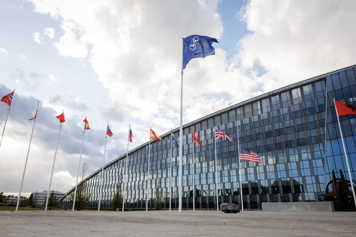 Las banderas de los países miembros ondean en la sede de la OTAN en Bruselas el 12 de septiembre de 2025. (Simon Wohlfahrt/AFP vía Getty Images)