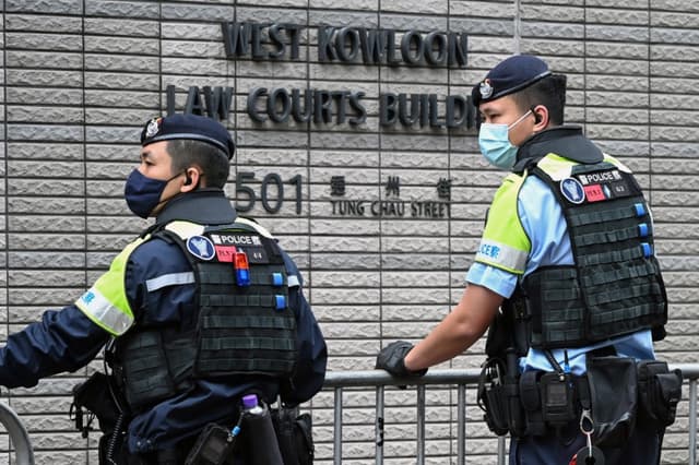 Agentes de policía vigilan las inmediaciones del juzgado de primera instancia de West Kowloon, en Hong Kong, el 12 de enero de 2026. (Peter Parks/AFP vía Getty Images)