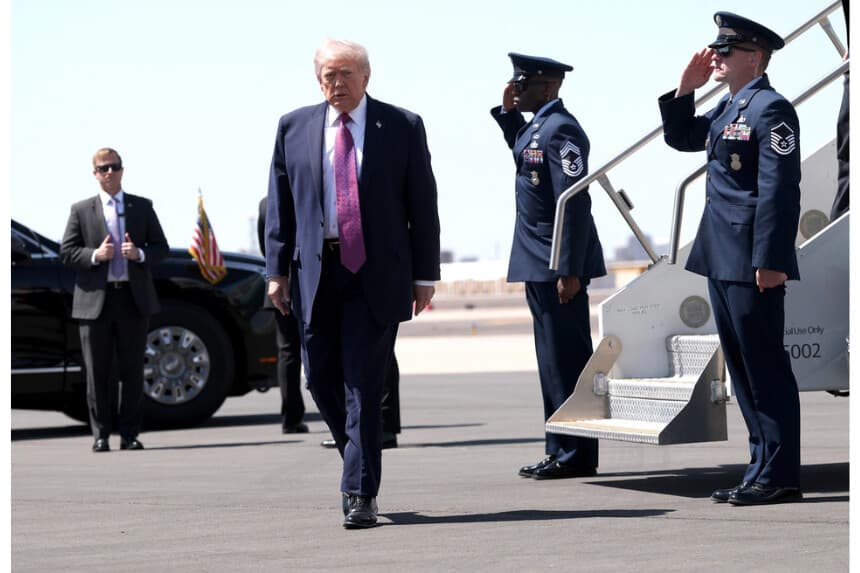 El presidente Donald Trump abandona el Air Force One cuando llega al Aeropuerto Internacional Sky Harbor en Phoenix, Arizona, el 17 de abril de 2026. Gana (McNamee/Getty Images)