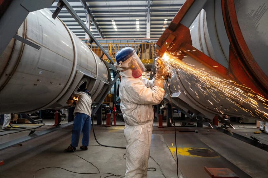 Los trabajadores laboran en una línea de producción, fabricando contenedores cisterna en una fábrica en Nantong, provincia de Jiangsu, China, el 7 de abril de 2025. (cnsphoto vía Reuters)