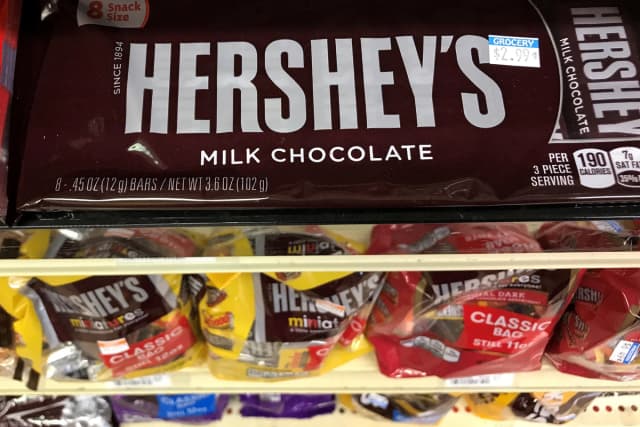 Chocolates Hershey's a la venta en un estante de una tienda en el distrito de Manhattan, Nueva York, el 19 de julio de 2017. (Carlo Allegri/Reuters)
