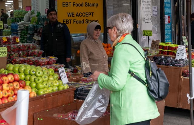 La gente compra alimentos en un barrio de Brooklyn con una gran población de inmigrantes y personas mayores el 16 de octubre de 2023 en la ciudad de Nueva York. (Spencer Platt/Getty Images)