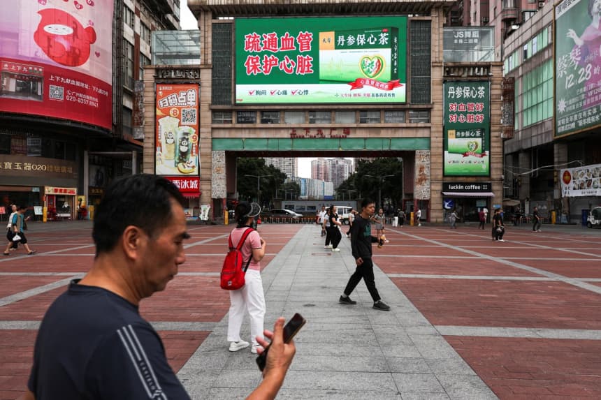 Personas caminan por una plaza en Guangzhou, provincia de Guangdong, China, el 15 de abril de 2026. (Go Nakamura/Reuters)