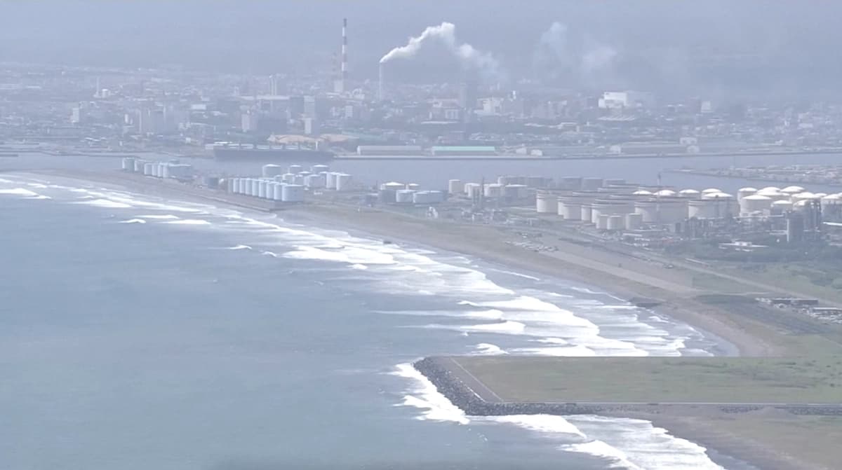 Grandes olas azotan la costa de Hokkaido mientras Japón emite una orden de evacuación por tsunami el 30 de julio de 2025, en una imagen fija de un video. (Reuters/Captura de pantalla vía The Epoch Times). 