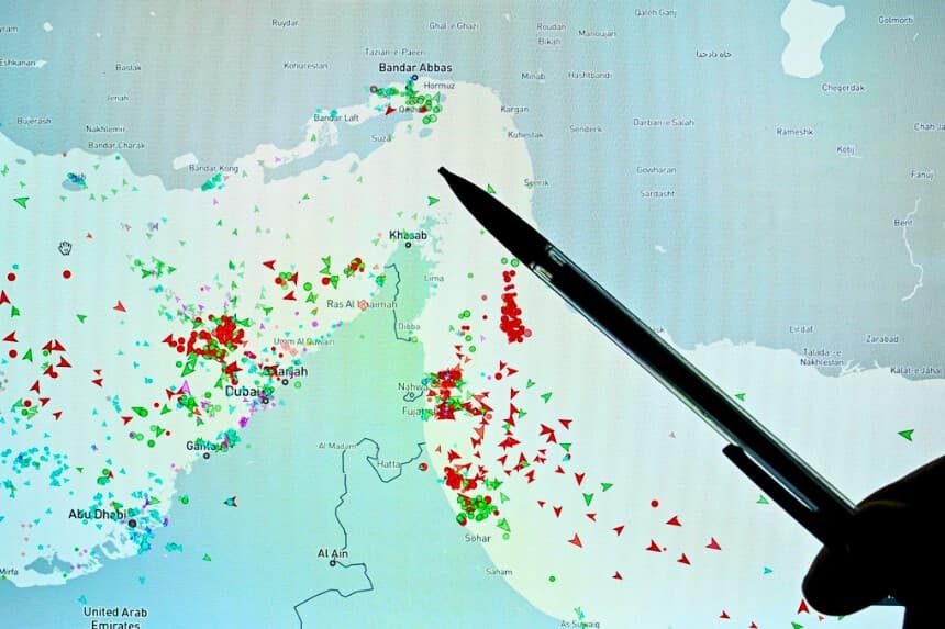 Un bolígrafo señala una página del sitio web Marinetraffic que muestra el tráfico de buques mercantes en los límites del estrecho de Ormuz, cerca de la costa iraní, el 4 de marzo de 2026. (Julien de Rosa/AFP vía Getty Images).