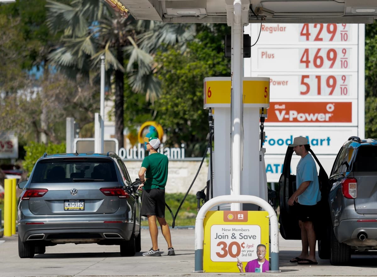 Los precios del combustible se muestran en un cartel mientras los clientes repostan en una gasolinera de Miami, Florida, el 13 de abril de 2026. (Joe Raedle/Getty Images)