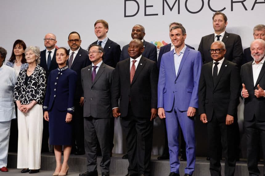 Una foto de grupo en la "Reunión en Defensa de la Democracia", un encuentro de líderes de izquierda que buscan movilizarse contra la amenaza a la democracia por parte de la extrema derecha, celebrado en Barcelona el 18 de abril de 2026. (Oscar DEL POZO/AFP vía Getty Images)