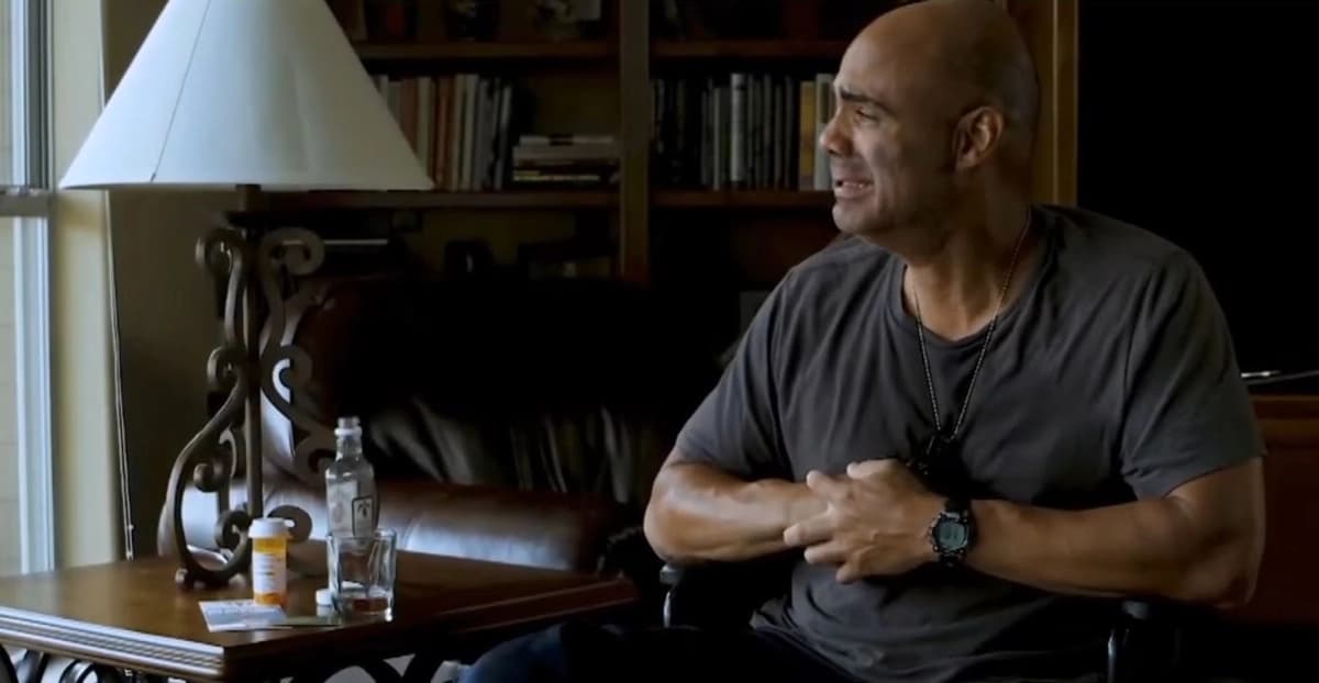 En "We Are Stronger", la lucha del veterano Vic Rafael (Ulises Larramendi) por adaptarse a la vida civil es, en gran medida, ignorada e incomprendida. (GJW+)