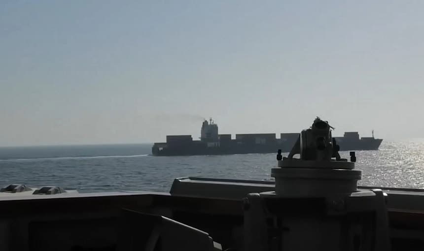 Una captura de pantalla de un video del ejército estadounidense muestra al USS Spruance (DDG 111) interceptando al buque de carga "Touska" mientras este transitaba por el norte del mar Arábigo en ruta hacia Bandar Abbas, Irán, el 19 de abril de 2026. (Comando Central de EE. UU./X)
