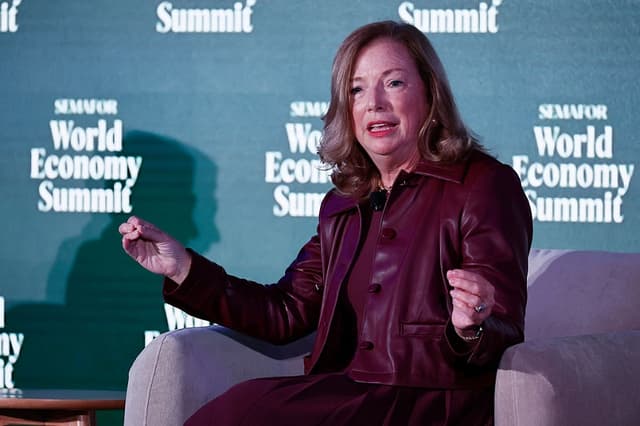 Barbara Humpton, directora ejecutiva de USA Rare Earth, habla en el escenario durante la edición de otoño de la Cumbre de Economía Mundial de Semafor, celebrada en la sede de Gallup el 15 de octubre de 2025 en Washington, DC. (Paul Morigi/Getty Images para Semafor)